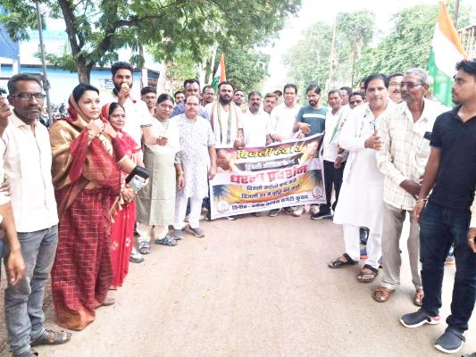 भाजपा की नीतियों के खिलाफ कांग्रेसी उतरे सडक़ पर
