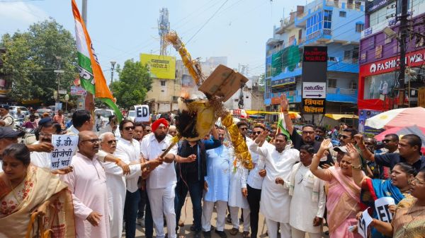 चैतन्य की गिरफ्तारी पर कांग्रेसियों का फूटा गुस्सा  ईडी और भाजपा का पुतला फूंककर जताया विरोध