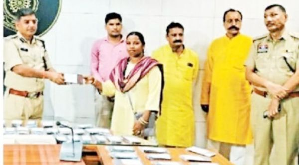 पुलिस ने 13 लाख के गुम 90 मोबाइल ढूंढकर मालिकों को सौंपा
