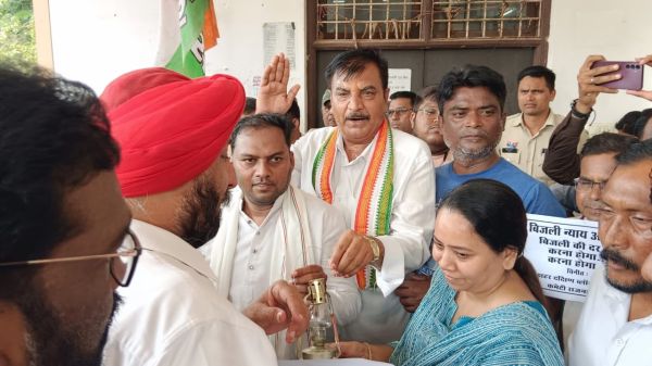 कांग्रेसियों ने विद्युत कार्यालय का किया घेराव  कांग्रेसियों ने जेई को भेंट किया लालटेन