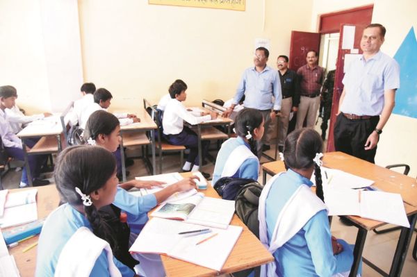 कमिश्नर ने किया हायर सेकेण्डरी स्कूल, आंगनबाड़ी केन्द्र का निरीक्षण