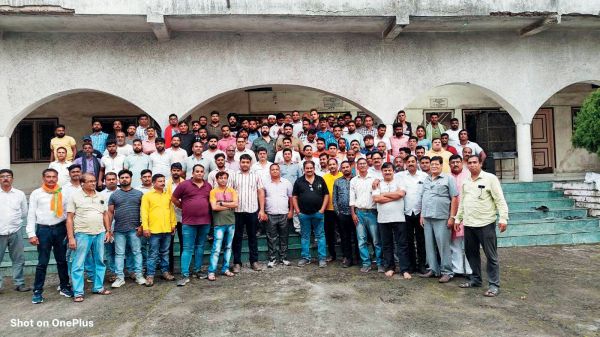 गिरते भाड़ा को रोकने ट्रेलर मालिक संघ की जिला स्तरीय बैठक