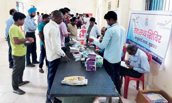 स्वास्थ्य शिविर में पुलिस कर्मियों व परिजनों ने लिया लाभ