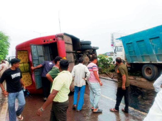जोरा मॉल के पास बस-कार, हाइवा दुर्घटनाग्रस्त