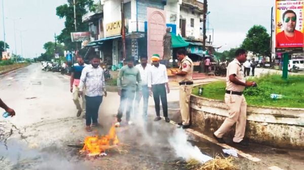 कांग्रेस ने ईडी, अडानी और मोदी का पुतला फूंका
