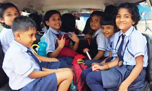 सात सीट वाहन में 15 से अधिक स्कूली बच्चे