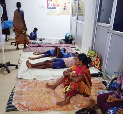 मरीजों की भीड़, बेड की कमी, फर्श बना वार्ड