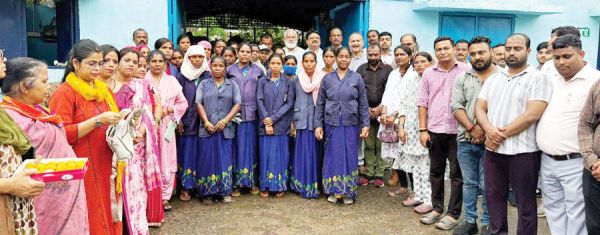 सुपर स्वच्छ लीग में प्रथम आने पर कांग्रेस ने स्वच्छता दीदियों को मिठाई बांटकर बढ़ाया उत्साह