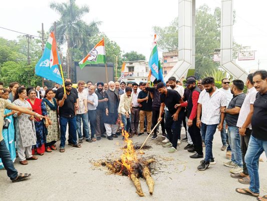 भूपेश के बेटे की गिरफ्तारी, कांग्रेस ने रैली निकाल ईडी का फूंका पुतला