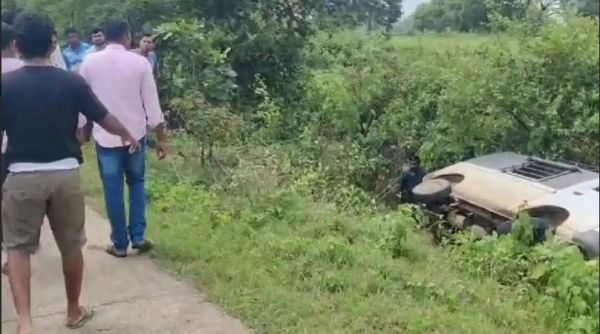 स्कूली गाड़ी नहर में,  ग्रामीणों की मदद से सभी बच्चों को सुरक्षित निकाला,  कुछ को मामूली चोटें
