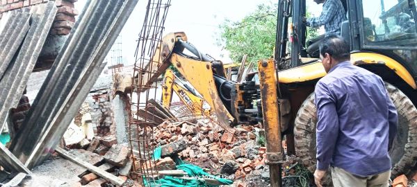 अवैध कब्जा ढहाए, बीएसपी की बेशकीमती जमीन कराई खाली