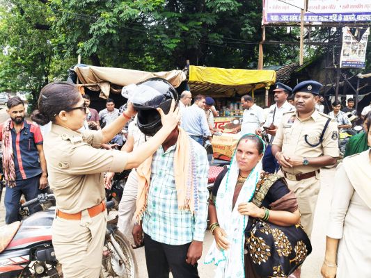 यातायात जागरूकता हेलमेट रैली