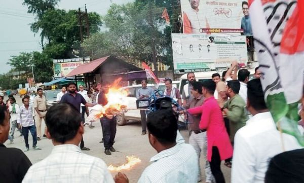 कांग्रेसियों ने ईडी का पुतला फूंका