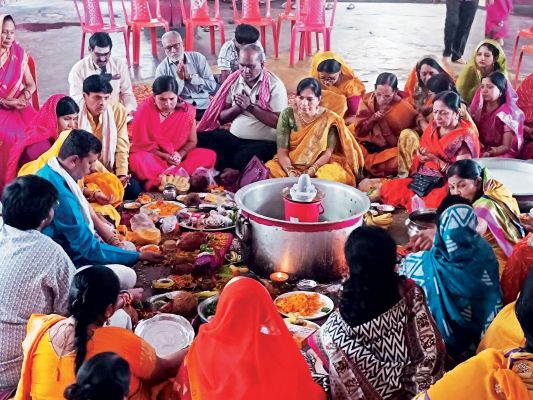 मैथिली महिला मंडल का जगन्नाथ मंदिर में रुद्राभिषेक आयोजन