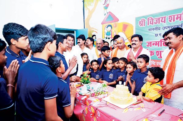 दृष्टि-श्रवण बाधित बच्चों संग डिप्टी सीएम शर्मा ने मनाया जन्मदिन