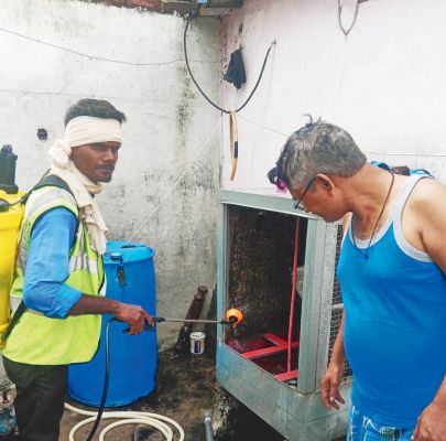मौसमी बीमारियों की रोकथाम के लिए मैलाथियान व टेमिफास का छिडक़ाव