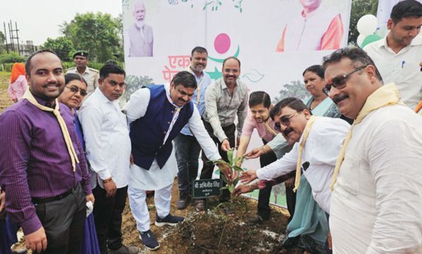 विधायक गजेन्द्र ने किया पौधारोपण