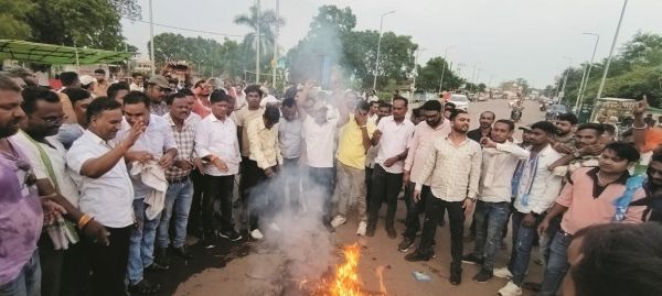ईडी की कार्रवाई के विरोध में कांग्रेसियों ने पाटन में किया पुतला दहन, पुलिस के साथ झूमाझटकी