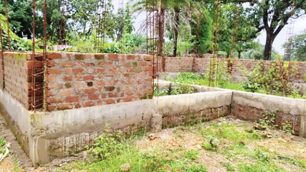 मुनगापदर व मेढ़पाल में चार साल से आंगनबाड़ी भवन अधूरा