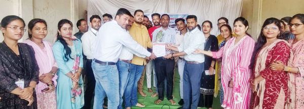 आत्मानंद संविदा शिक्षक व कर्मियों ने दिया धरना