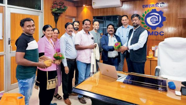 एनएमडीसी किरंदुल के नए परियोजना प्रमुख का खदान मजदूर संघ ने किया स्वागत 