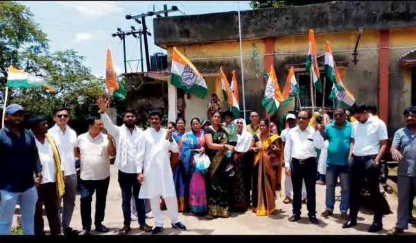 बिजली दरों में बढ़ोतरी के खिलाफ कांग्रेस का हल्ला बोल, बिजली दफ्तर घेरा