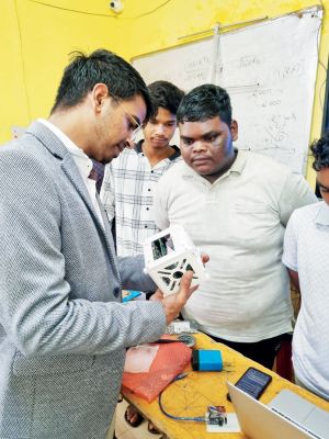 जशपुर में स्टूडेंट सैटेलाइट ट्रेनिंग वर्कशॉप में विद्यार्थी सीख रहे हैं सैटेलाइट की बारीकियां
