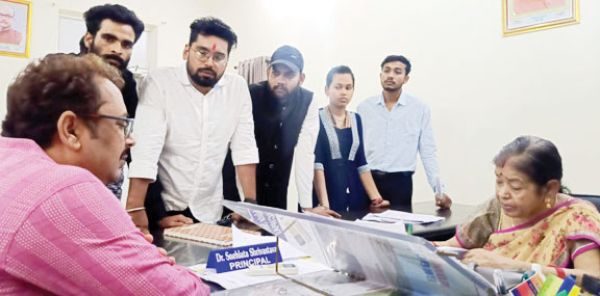 एलएलबी चतुर्थ सेमेस्टर की परीक्षा अचानक रद्द, विद्यार्थियों ने किया विरोध
