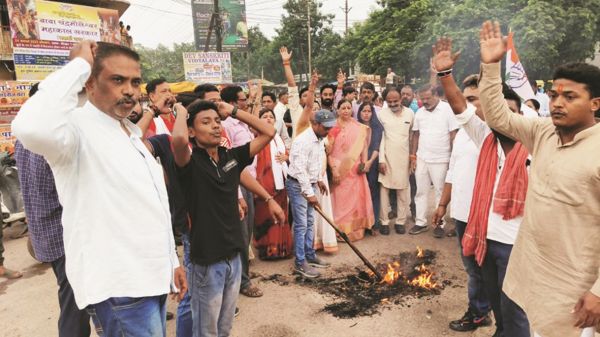 केंद्र सरकार और ईडी के खिलाफ कांग्रेसियों का पुतला दहन