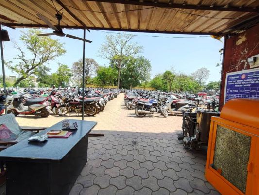 उसलापुर रेलवे स्टेशन पर फिर बवाल, मां को लेने आए छात्र से मारपीट