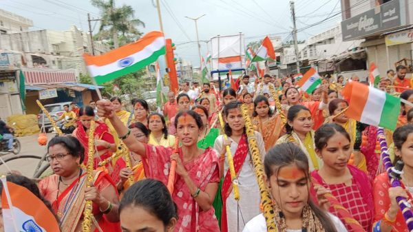 कांवडिय़ों पर बरसाए फूल, स्पीकर रमन और महापौर ने बजाया मंजीरा