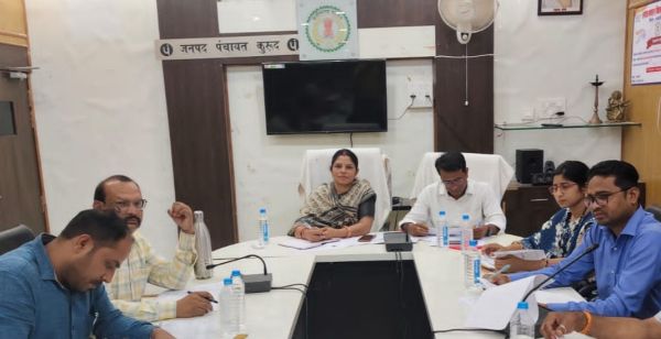 जनपद सभापति का पति बैठक में शामिल, विपक्ष ने की आपत्ति