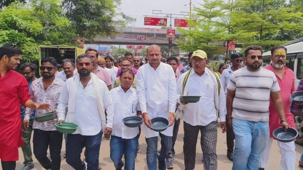 कटोरा पकडक़र कांग्रेसियों का प्रदर्शन