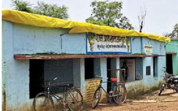 स्कूल की छत से टपकता था पानी, लगाए तालपत्री, 5 कक्षा के बच्चे  एक ही कमरे में पढ़ाई करने मजबूर
