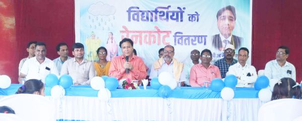 एनटीपीसी लारा महलोई  स्कूल में विद्यार्थियों  को बांटे रेनकोट