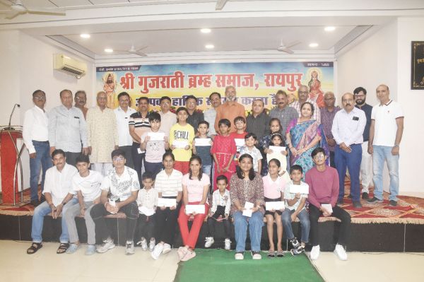 श्री गुजराती ब्रह्म समाज ने 18 बच्चों को दी छात्रवृत्ति