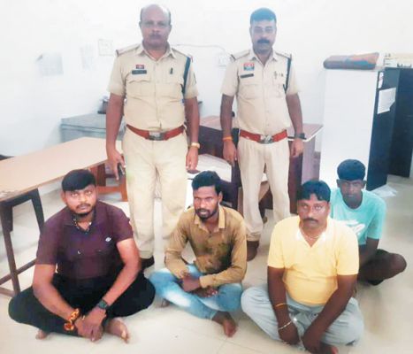 चार जुआरी गिरफ्तार, नगदी व ताश जब्त