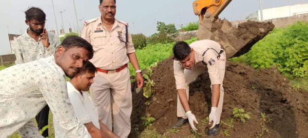 अपनों ने नकारा, पुलिस ने किया वृद्धा का अंतिम संस्कार