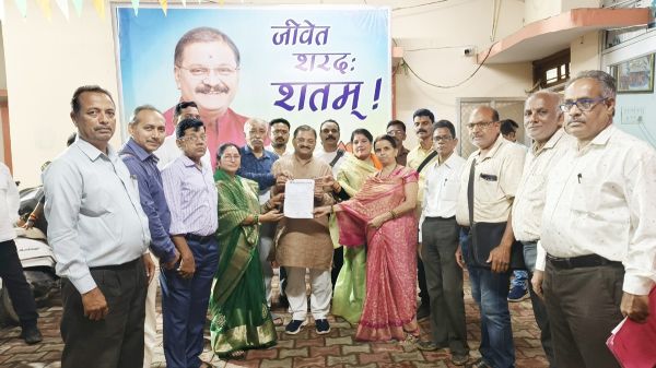 अभिकर्ताओं ने समस्याओं के निराकरण के लिए सांसद को सौंपा मांग पत्र