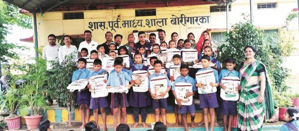 सुरेश फरमानिया ने बांटे सैकड़ों बच्चों को शैक्षणिक सामग्री