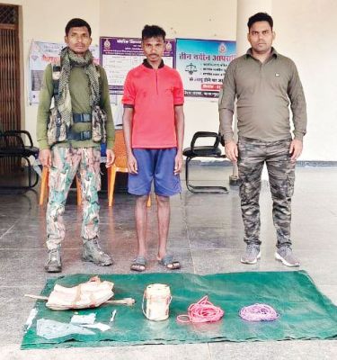 विस्फोटक सामान संग नक्सली गिरफ्तार