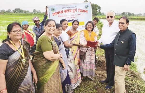 लायंस क्लब के पदाधिकारियों ने रोपे पौधे
