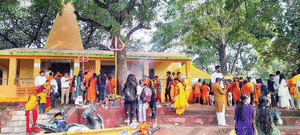 हजारों कांवरिए बोल बम के जयघोष के साथ कैलाश गुफा के लिए रवाना
