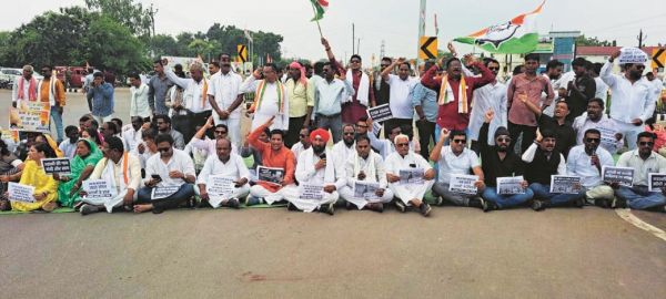 चैतन्य की गिरफ्तारी के विरोध में कांग्रेस ने किया नेशनल हाईवे जाम