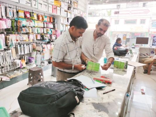 सौंदर्य प्रसाधन विक्रय प्रतिष्ठानों का निरीक्षण