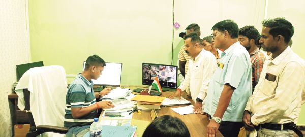 कूटरचित दस्तावेजों से दर्जनों किसानों की जमीन कराई अपने नाम