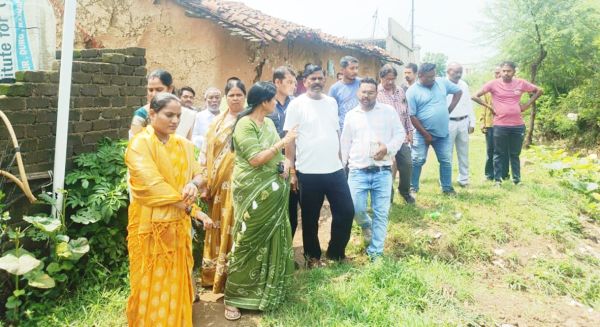 तालाब किनारे अवैध कब्जा हटवाने के निर्देश