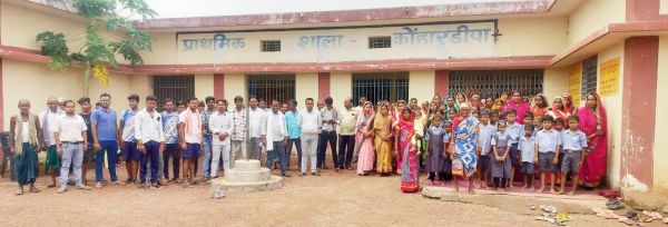 विधायक की मौजूदगी में प्रशासन ने शिक्षक को वापस बुलाने का वादा किया 