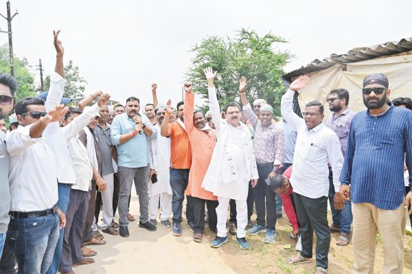 बिजली न्याय आंदोलन: कांग्रेस ने बागबाहरा बिजली दफ्तर घेरा