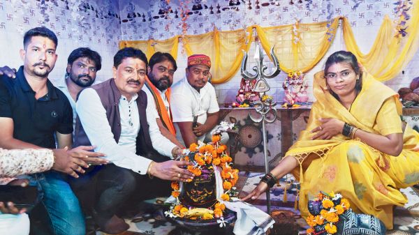 पार्थिव शिवलिंग बनाने उमड़े शिव भक्त विधायक इंद्र कुमार हुए शामिल